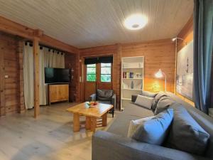 ein Wohnzimmer mit einem Sofa und einem Tisch in der Unterkunft Ulmenhof Melfsen in Oeversee