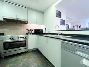 Kuchyň nebo kuchyňský kout v ubytování Bright & Spacious 2Bedroom in Dubai Marina