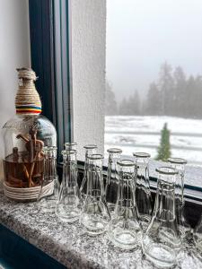 un grupo de copas de vino sentadas en un alféizar de la ventana en Royal Alpin Crown, en Cavnic