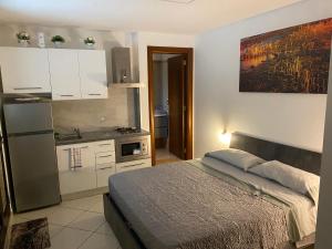 A kitchen or kitchenette at Room Mazzini