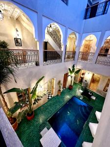 una piscina coperta in un edificio con una casa di Riad Citrus a Marrakech