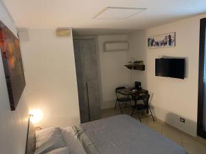 A television and/or entertainment centre at Room Mazzini