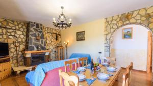 Sayalonga的住宿－Cortijo La Encina Sayalonga by Ruralidays，客厅配有桌子和蓝色沙发