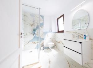 ein weißes Badezimmer mit Toilette und Waschbecken in der Unterkunft Casa cu Nuc in Alba Iulia