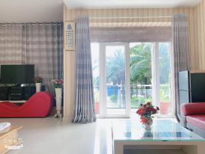 - un salon avec un canapé rouge et une table en verre dans l'établissement Lucky hotel, à Hô-Chi-Minh-Ville