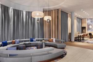 Ruang duduk di Courtyard by Marriott Basel