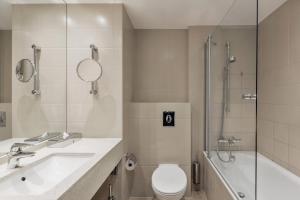 Bilik mandi di Courtyard by Marriott Basel