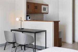 Dapur atau dapur kecil di Courtyard by Marriott Basel