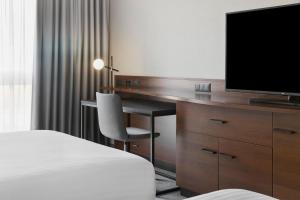 Televisyen dan/atau pusat hiburan di Courtyard by Marriott Basel