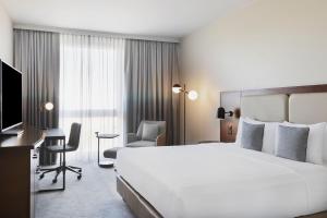 Televisyen dan/atau pusat hiburan di Courtyard by Marriott Basel