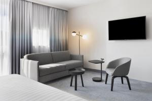 Televisyen dan/atau pusat hiburan di Courtyard by Marriott Basel