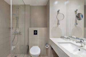 Bilik mandi di Courtyard by Marriott Basel