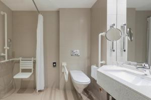 Bilik mandi di Courtyard by Marriott Basel