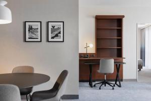 Ruang duduk di Courtyard by Marriott Basel