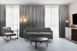 Televisyen dan/atau pusat hiburan di Courtyard by Marriott Basel