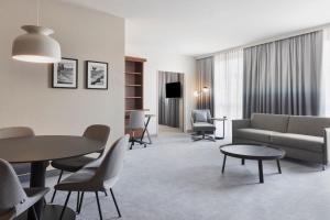 Ruang duduk di Courtyard by Marriott Basel