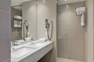 Bilik mandi di Courtyard by Marriott Basel