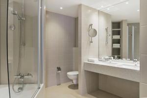 Bilik mandi di Courtyard by Marriott Basel