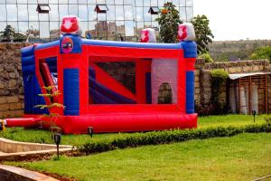 un parque infantil inflable en un patio en un parque en Olive Hotel Narok en Narok