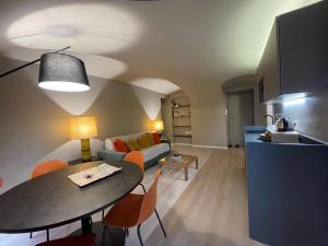 een keuken en woonkamer met een tafel en een bank bij Obelisque 1850 con posto auto! in Turijn