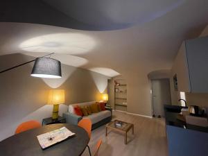 een woonkamer met een bank en een tafel bij Obelisque 1850 con posto auto! in Turijn