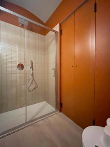 een douche met een glazen deur in een badkamer bij Obelisque 1850 con posto auto! in Turijn +23 foto's