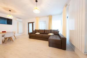 ein Wohnzimmer mit einer Couch und einem Tisch in der Unterkunft Casa cu Nuc in Alba Iulia