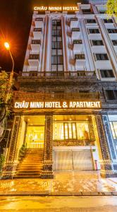 un hotel con la entrada delantera de un edificio en CM Hotel & Apartment en Hai Phong