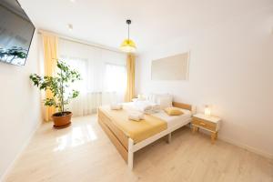 ein Schlafzimmer mit einem Bett und einer Topfpflanze in der Unterkunft Casa cu Nuc in Alba Iulia