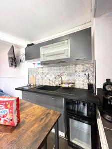 una cucina con fornelli e piano di lavoro di Studio & Balnéo privatif a Évreux