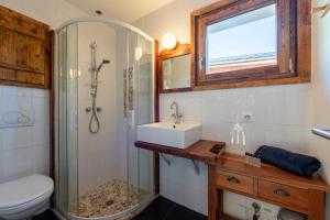 un bagno con doccia, lavandino e WC di Le Relief - Maison avec magnifique vue montagne aux Bettex a Saint-Gervais-les-Bains Altre 14 foto