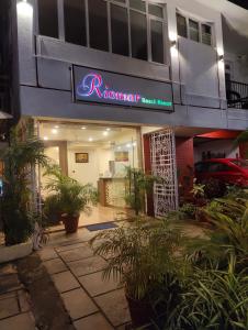 un bâtiment avec un panneau indiquant un restaurant avec des plantes dans l'établissement RiomarBR, à Panaji