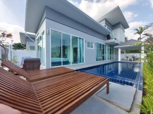 Bang KrasopGreen Lung Pool Villas Bangkok的带游泳池和房子的别墅