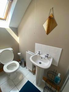 ein Badezimmer mit Toilette und Waschbecken in der Unterkunft Ballycastle Modern Town House in Ballycastle + 7 Fotos