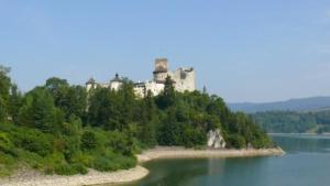 un castillo en una isla en medio de un lago en Domček v pieninach ., en Majere