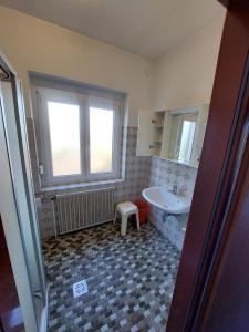 uma casa de banho com um lavatório e uma janela em Pension Schager 