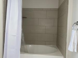 Ένα μπάνιο στο Spacious and Stylish unit +27 φωτογραφίες