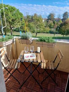 una mesa con dos copas de vino en un patio en A casa di cocco en Padua