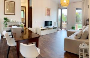 ein Wohnzimmer mit einem Tisch und einem Sofa in der Unterkunft A casa di cocco in Padua