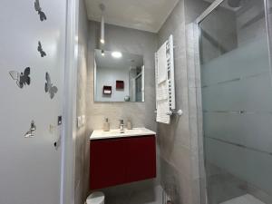 uma casa de banho com um lavatório vermelho e um chuveiro em Comfort Accommodation Room em Bérgamo