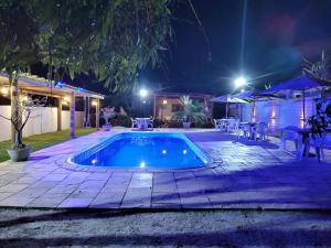 嘎林海斯港的住宿－Bellíssimo Villaggio，夜间在院子里的游泳池