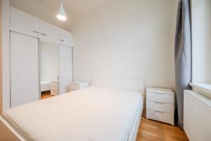 - une chambre avec un lit blanc et un miroir dans l'établissement Hotel U 3 Pstrosu, à Prague