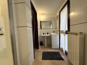 ein kleines Bad mit einem Waschbecken und einem WC in der Unterkunft Comfort Accommodation Residence in Bergamo