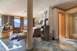 una sala de estar con mesa y una habitación con vistas. en Bergsonnhof en Jerzens