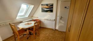 mały stół i krzesła w pokoju z oknem w obiekcie Doppelzimmer, Sun & Moon w mieście Schwäbisch Hall