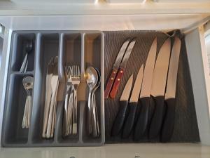 un cajón lleno de utensilios en un recipiente en STUDIO Wohnung 34m², Kreuzbergl (1-2 Gäste), en Klagenfurt 13 fotos más