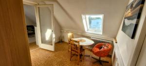 um pequeno quarto com uma pequena mesa e uma janela em Doppelzimmer, privat em Schwäbisch Hall