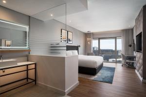 una camera d'albergo con letto e lavandino di Cape Town Marriott Hotel Crystal Towers a Città del Capo