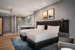 Postel nebo postele na pokoji v ubytování Cape Town Marriott Hotel Crystal Towers