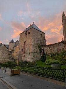 een oud kasteel met een hek ervoor bij Gîte de l’abbaye in Fécamp